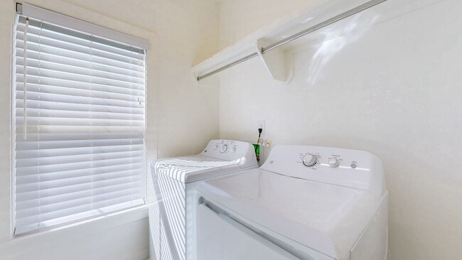 Building Photo - Sleek 3BR Stunner Near Historic Downtown Franklin