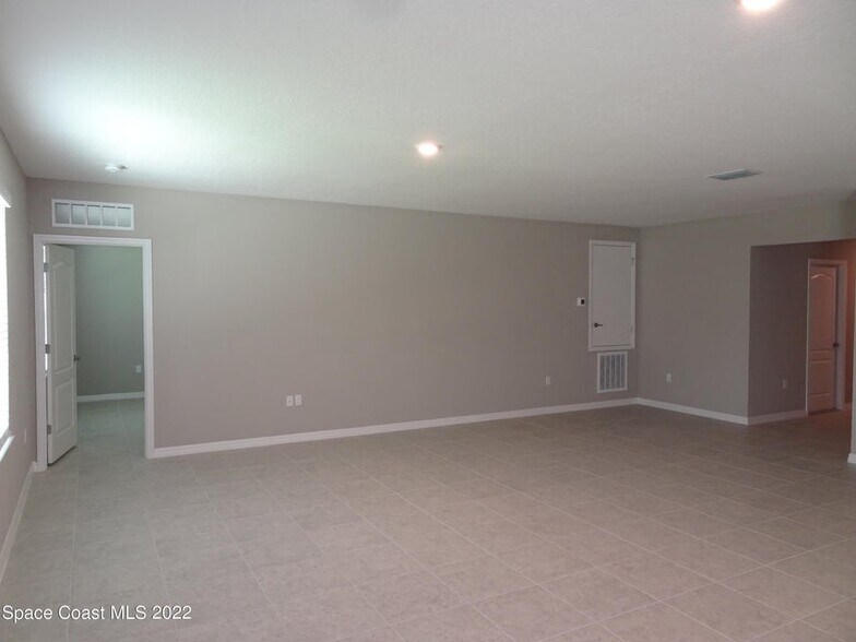 Living Area with Tile - 701 Avalon St SE