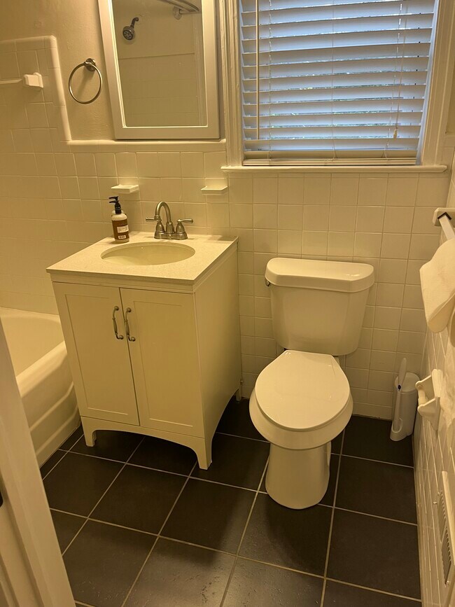 Building Photo - 976 Lindridge Dr NE