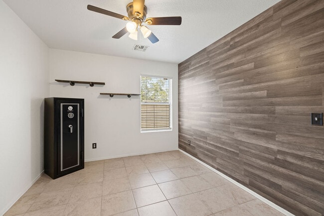 Building Photo - 5840 E Tercel Dr