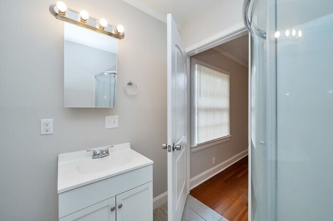 Building Photo - Beautifully Maintained 3/3 Home with Over ...