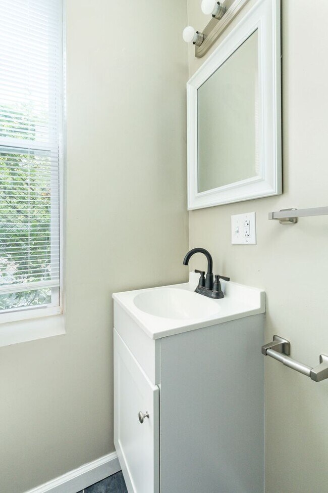 Building Photo - 104 S 51st St