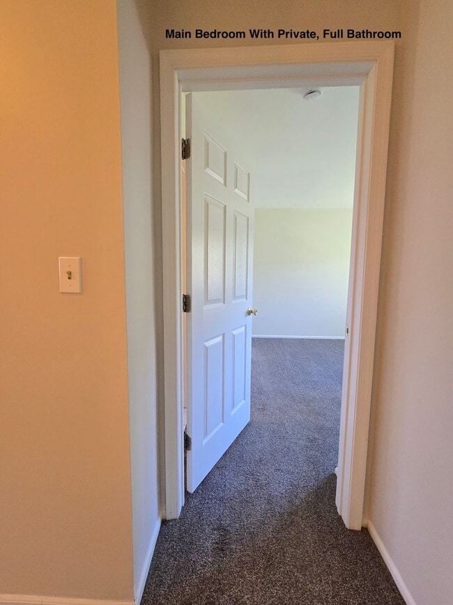 Building Photo - Commuter's delight! Freshly painted, 2-bed...