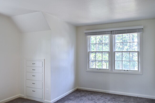 Building Photo - 3571 SW Council Crest Dr