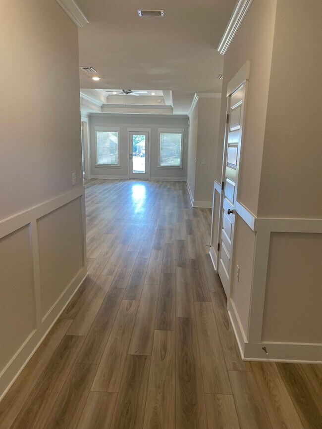 Building Photo - 3 Bedroom/2 Bathroom with Office Minutes from Local Beach!