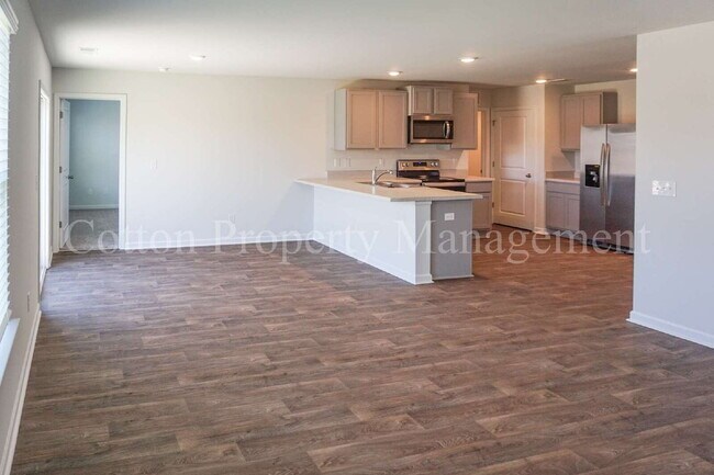 Building Photo - 602 Draymore Dr NE