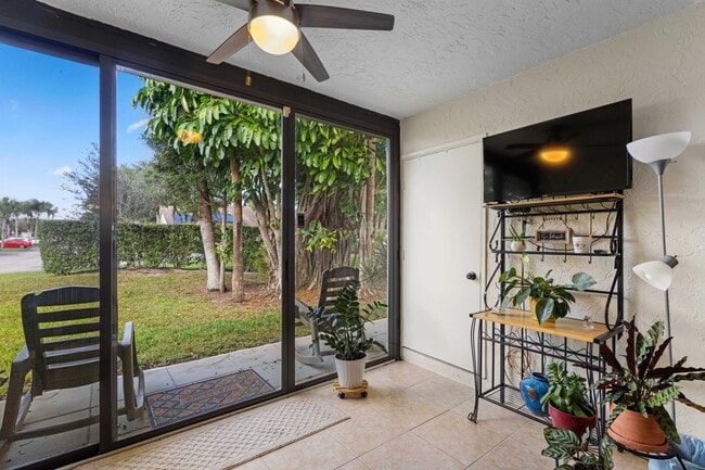 Building Photo - 7581 English Ct