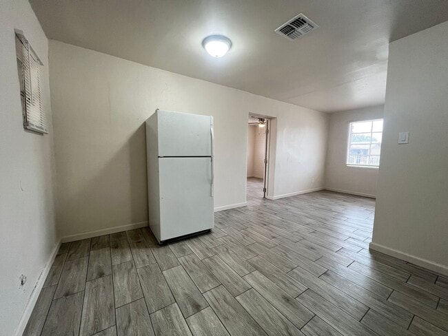 Building Photo - Bright & Comfortable Living in Prime Phoenix Location