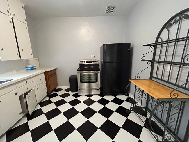 Building Photo - 3 Bedroom 1 Bath Large House with Garage & Many Amenities