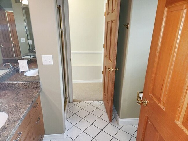 Building Photo - Large Private Luxury Home in Pinebrook  Es...