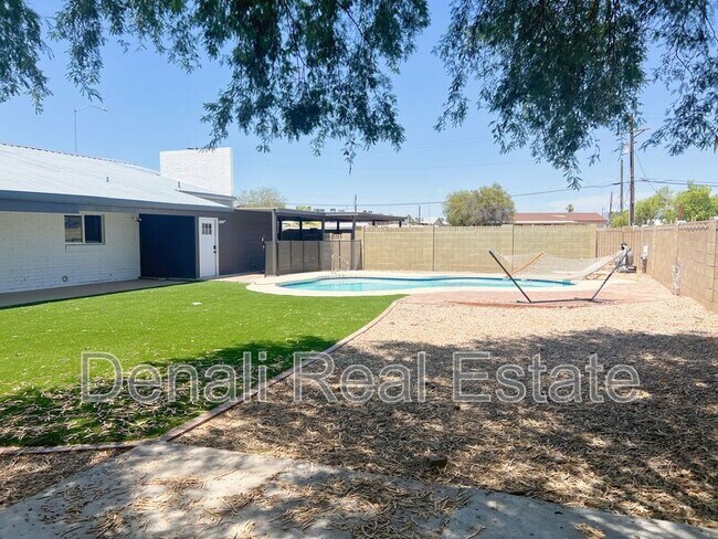 Building Photo - 1759 N Spring Cir