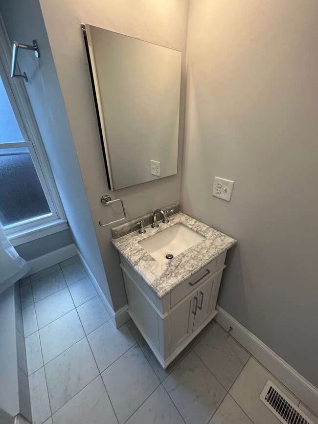 Building Photo - 374 Oxford St