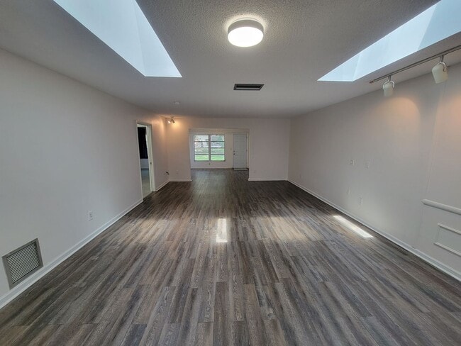 Building Photo - 2/2 Villa in Clearwater - 55+ Community