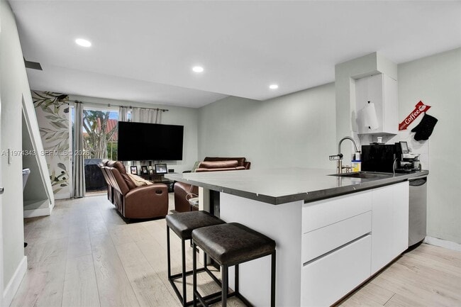 Building Photo - 850 Sorrento Dr