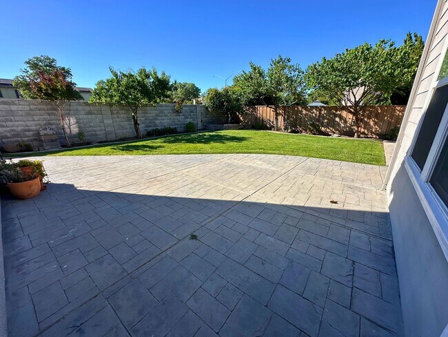 Building Photo - Stunning 4 Bedroom, 2.5 Bath Lawrence Ranch Home With Solar