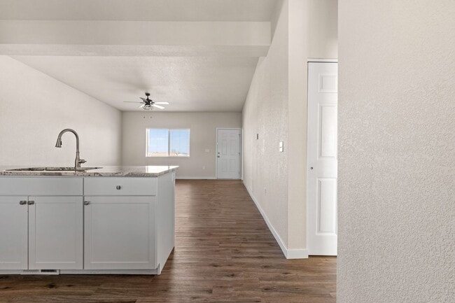 Building Photo - 753-753 E Laporte Dr