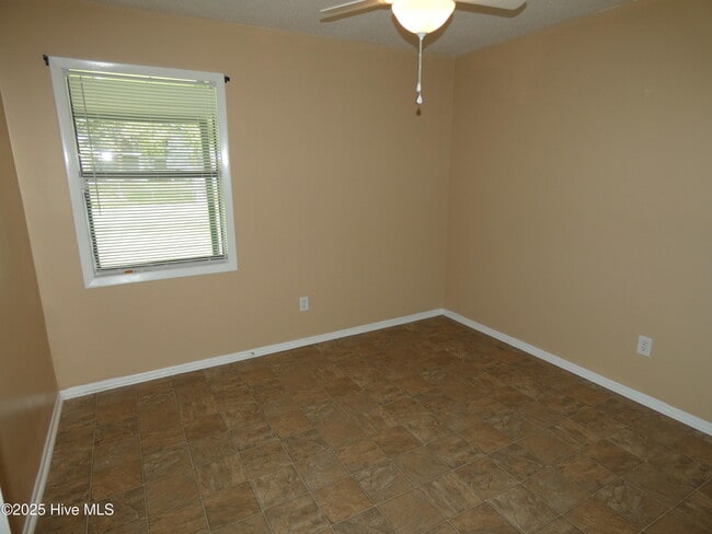 Building Photo - 207 Village Dr