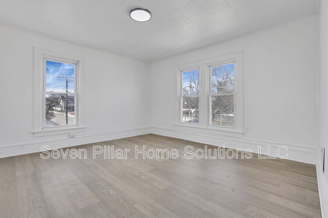 Building Photo - 121 S Terrace Ave