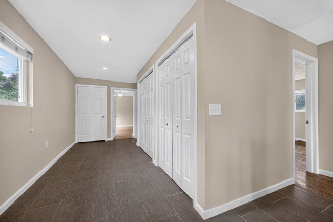 Building Photo - Top floor Duplex in Kent.  4 beds 2 bath with a very large private fenced yard and a 2-car garage...
