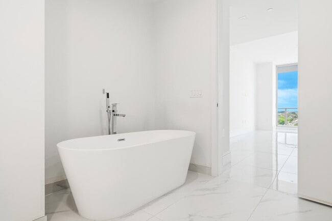 Building Photo - 220 Lake Shore Dr