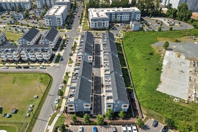 Building Photo - Like New Townhome Ready for Immediate Move-In!!! Bryant Park in West End