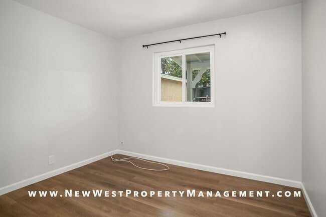 Building Photo - Upgraded Oceanside 3 Bedroom, Available Now! Small Pet OK!