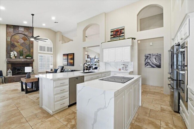 Building Photo - 1909 E Coral Tree Dr