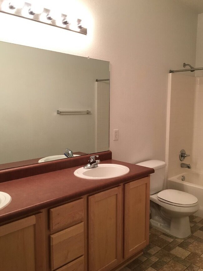 Building Photo - 3BR/2Living in Enchanted Hills!