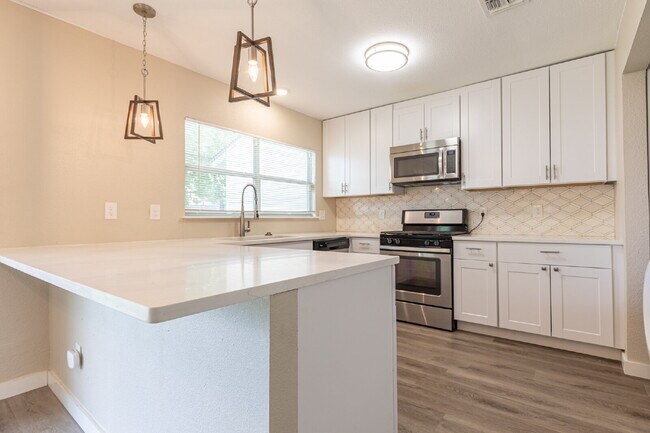 Building Photo - 1366 Bayou Dr