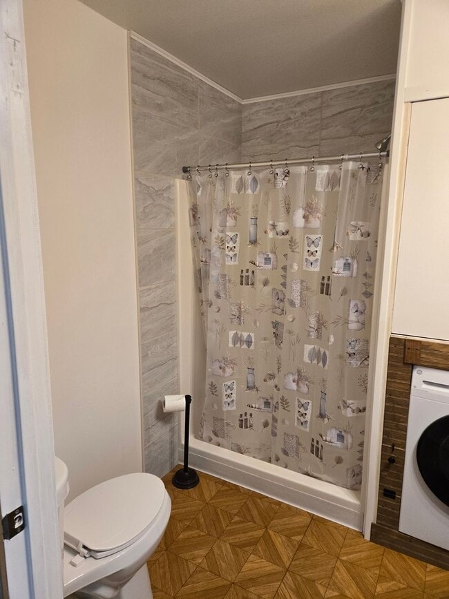 Building Photo - STATUS: AVAILABLE |R21| $1200 + $250 flat ...