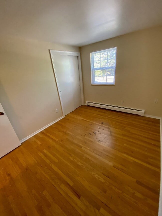 Building Photo - Don't miss out on this 5 bed 2.5 bath hous...