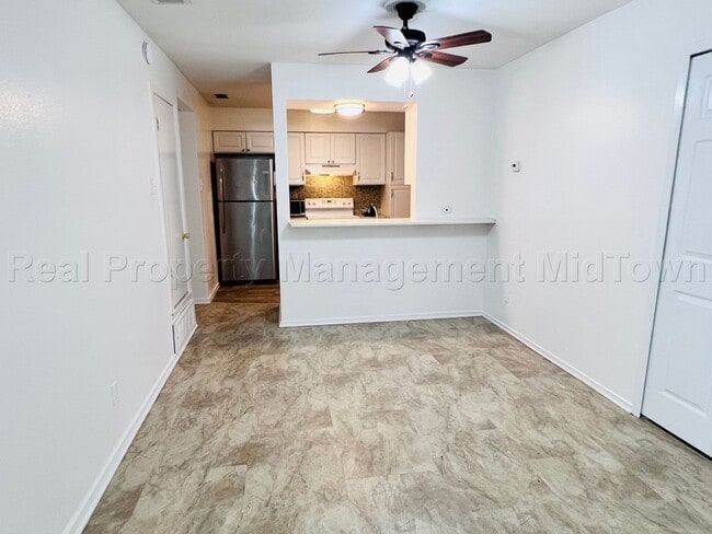 Building Photo - Charming 2 bedroom 1-bathroom Duplex unit ...