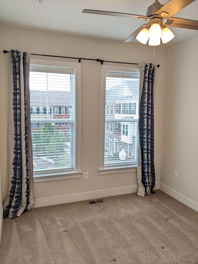 Building Photo - Gorgeous Newer Build (2019) 4 level townho...
