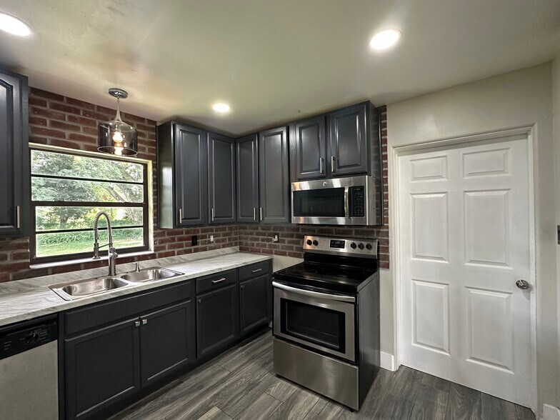 Building Photo - 429 Ventura Ave