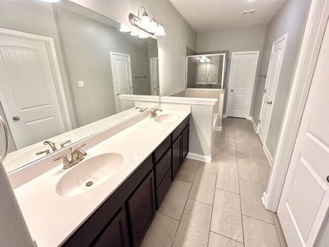Building Photo - Now Leasing! 4 -bedroom 2.5 bath home in S...