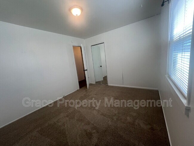 Building Photo - 8910 Hoyt Dr