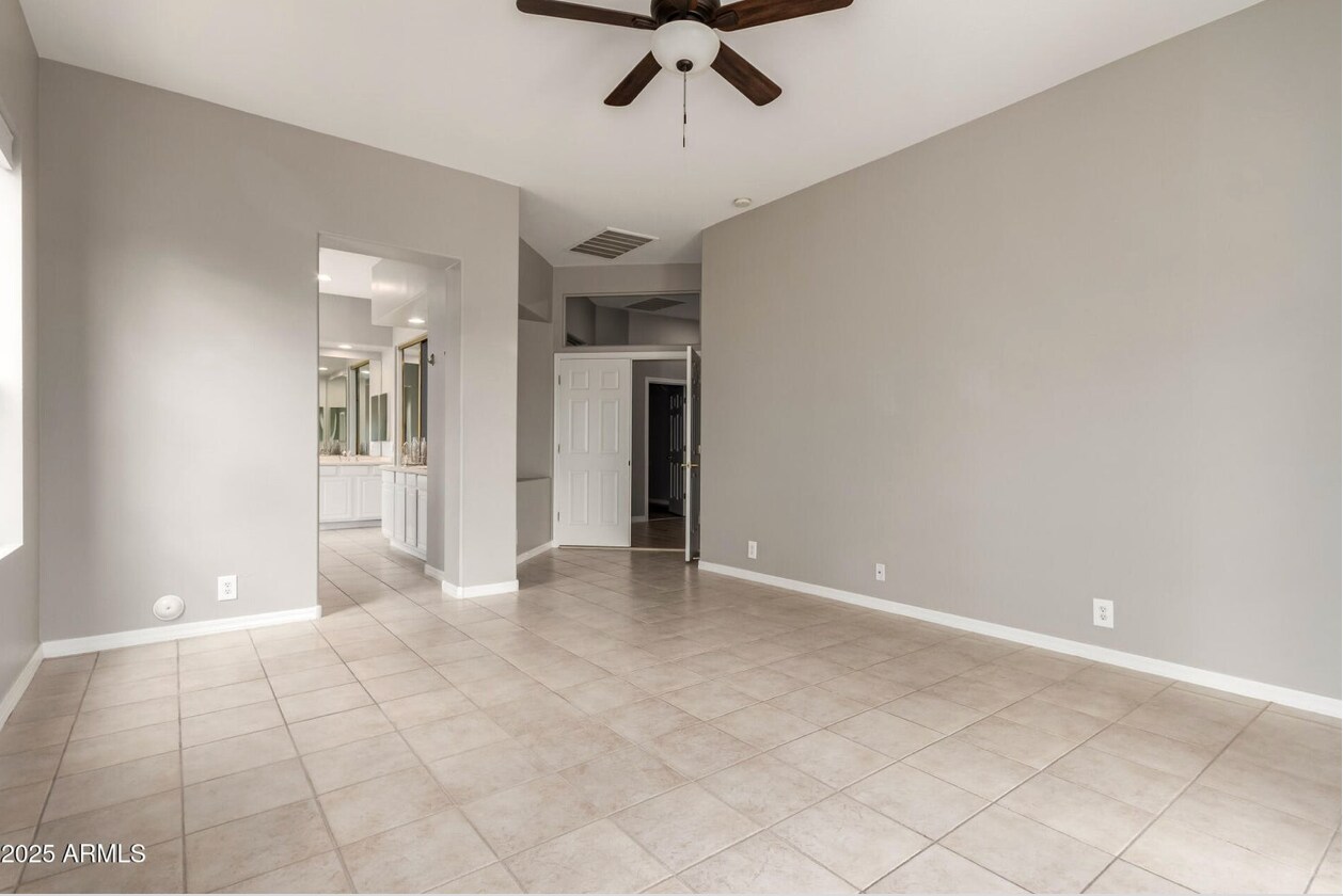 Building Photo - 1515 N Los Alamos Cir