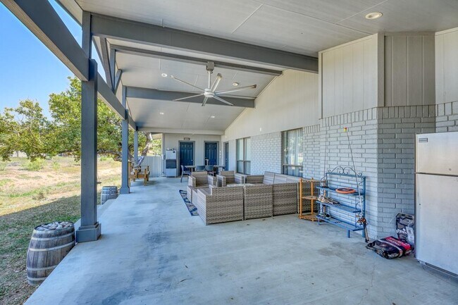 Building Photo - 724 S Chaparral