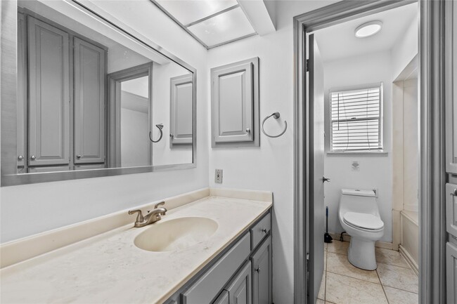 Building Photo - 13834 Oakwood Ln