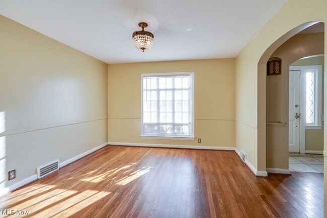 Building Photo - 630 Mineola Ave
