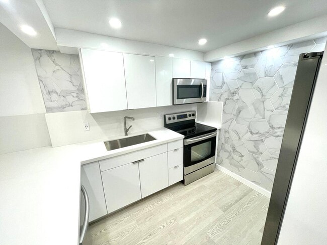 Building Photo - 1825 W 44th Pl