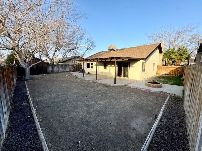 Building Photo - Beautiful 3 bedroom home