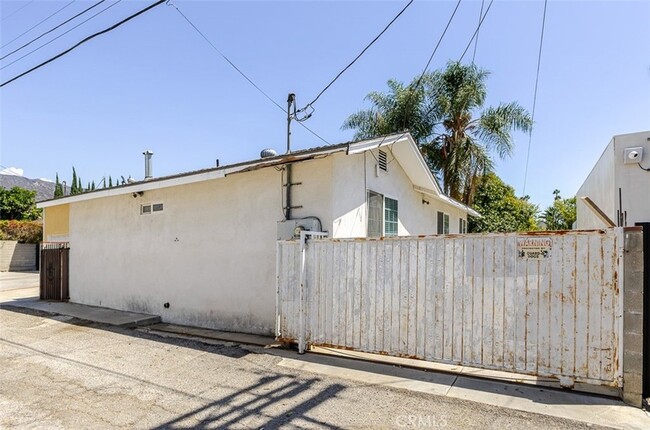 Building Photo - 1217 Elm Ave