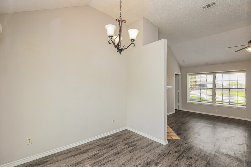 Building Photo - 4702 Waxwing Dr