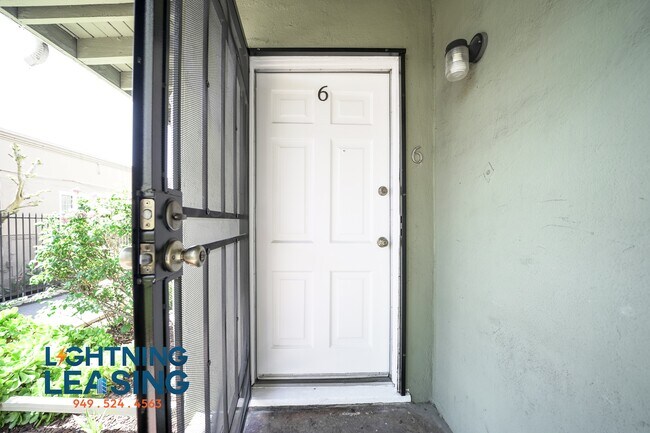 Building Photo - 1625 Normandie-22D