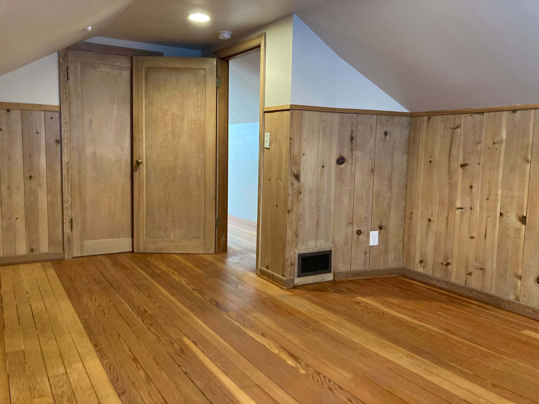 Upstairs bedroom - 4407 SE Tibbetts St