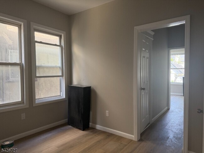 Building Photo - 37 Mapes Ave