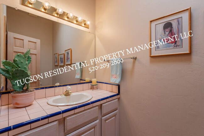 Building Photo - 9876 N Ridge Shadow Pl