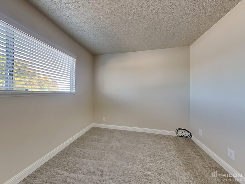 Building Photo - 62 S Lake Dr