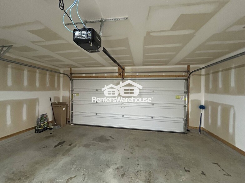 Building Photo - 665 Waterstone Dr